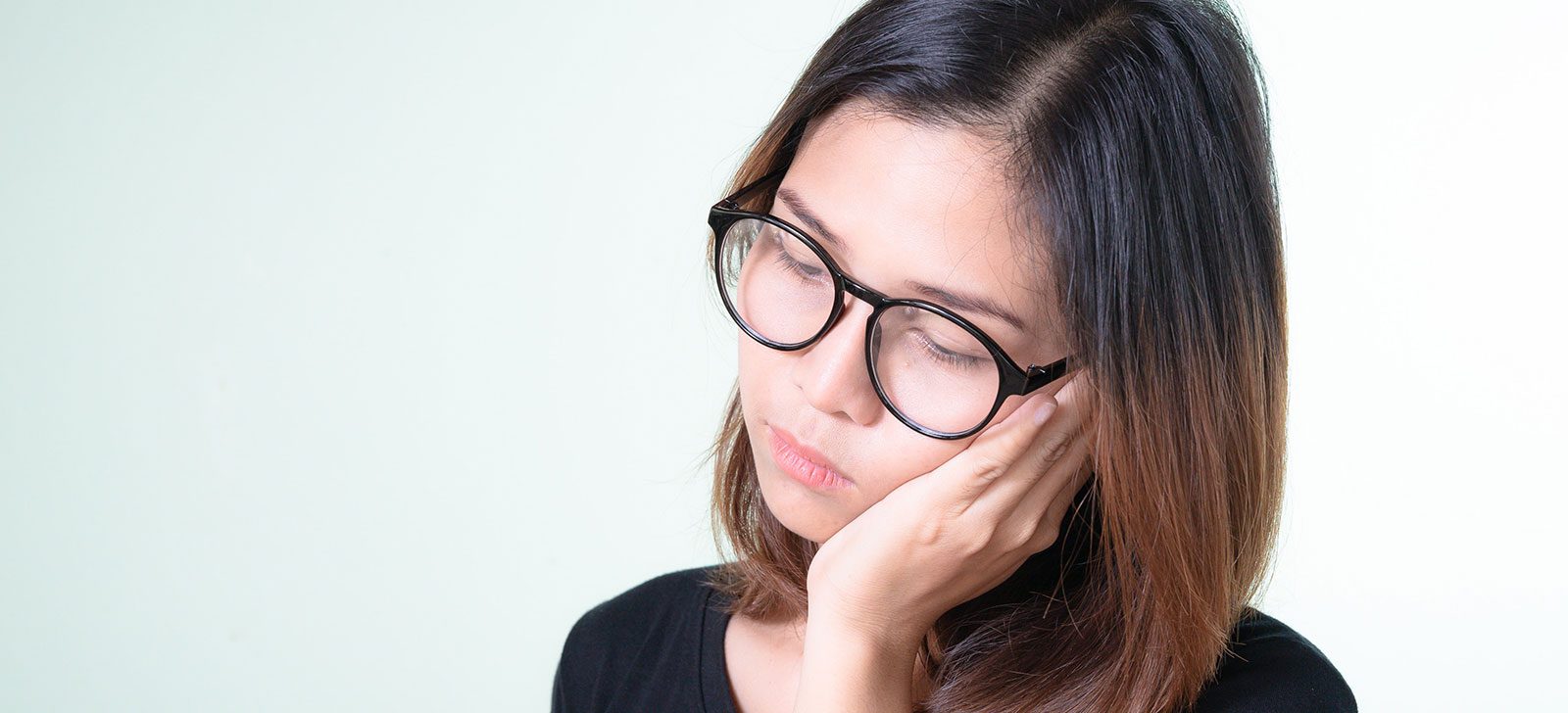 Illustration accompanying the Wisdom Tooth Surgery Aftercare: Recovery and Warning Signs guide